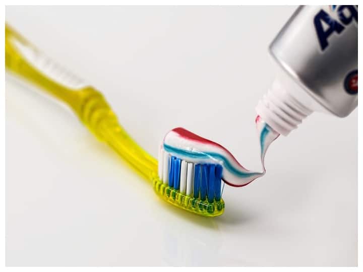जानिए कौन सा टूथब्रश आपके दांतों के लिए अच्छा है और नया ब्रश कैसे चुनें