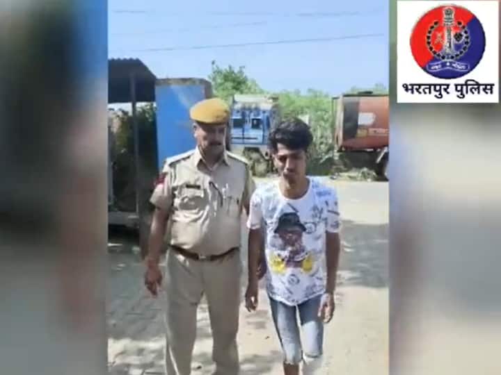 भरतपुर पुलिस ने फायरिंग का वीडियो ट्वीट करते हुए कैप्शन लिखा है डॉन हो या पुष्पा पुलिस के आगे झुकेगा एएनएन |  राजस्थान: एक्शन में भरतपुर पुलिस, बदमाश का वीडियो ट्वीट कर लिखा