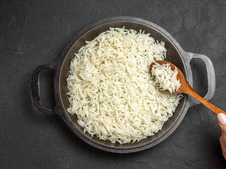 भारतीय शैली के प्रेशर कुकर और कढ़ाई में चावल कैसे पकाएं