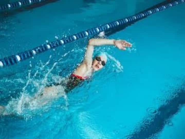 स्वास्थ्य युक्तियाँ त्वचा की देखभाल स्विमिंग पूल में नहाते समय सावधानियां हिंदी में